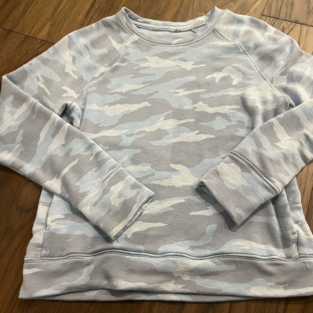 Athleta Girl Warm Up Printed Heather Blue Camo Sweatshirt
No claws
Girls M 8/10